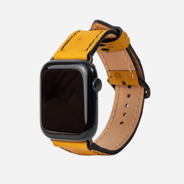 Ремешок для Apple Watch из кожи страуса в оранжевом цвете с фолликулами.
