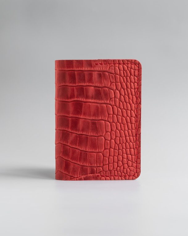 Обложка для паспорта из телячьей кожи, тисненой под крокодила в красном цвете