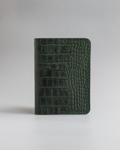 ціна на Обложка для паспорта из телячьей кожи, тисненой под крокодила в темно-зеленом цвете
