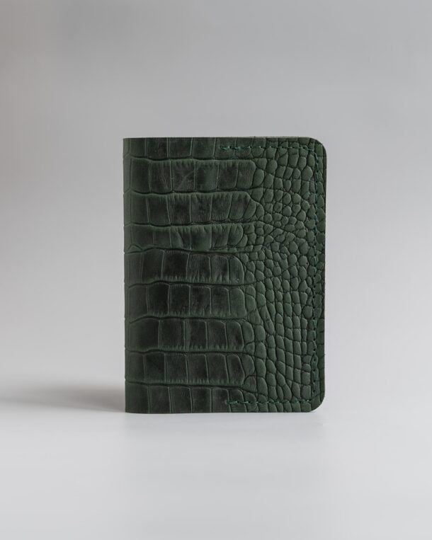 Обложка для паспорта из телячьей кожи, тисненой под крокодила в темно-зеленом цвете