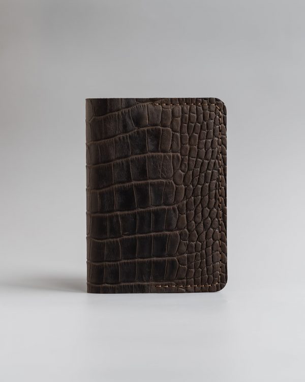 ціна на Обложка для паспорта из телячьей кожи, тисненой под крокодила в темно-коричневом цвете