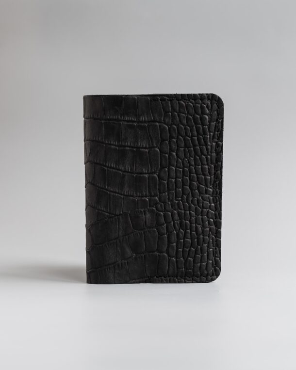Обложка для паспорта из телячьей кожи, тисненой под крокодила в черном цвете