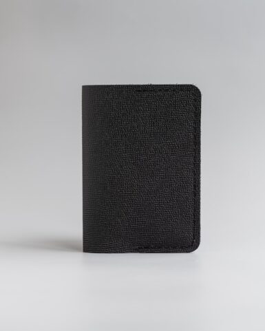 ціна на Обложка для паспорта из телячьей кожи с рисунком saffiano в черном цвете