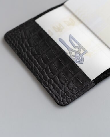 Обложка для паспорта из телячьей кожи, тисненой под крокодила в черном цвете у Києві