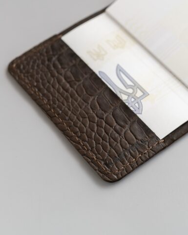 Обложка для паспорта из телячьей кожи, тисненой под крокодила в коричневом цвете.