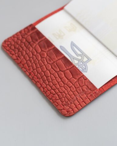 Обложка для паспорта из телячьей кожи, тисненой под крокодила в красном цвете у Києві
