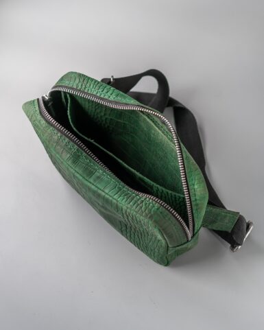 Кожаная поясная сумка (бананка) в темно-зеленом цвете, тисненная под крокодила