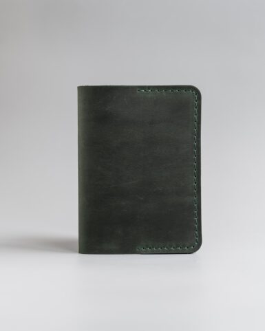 цена на Обложка для паспорта из кожи крейзы хорс, в темно-зеленом цвете.