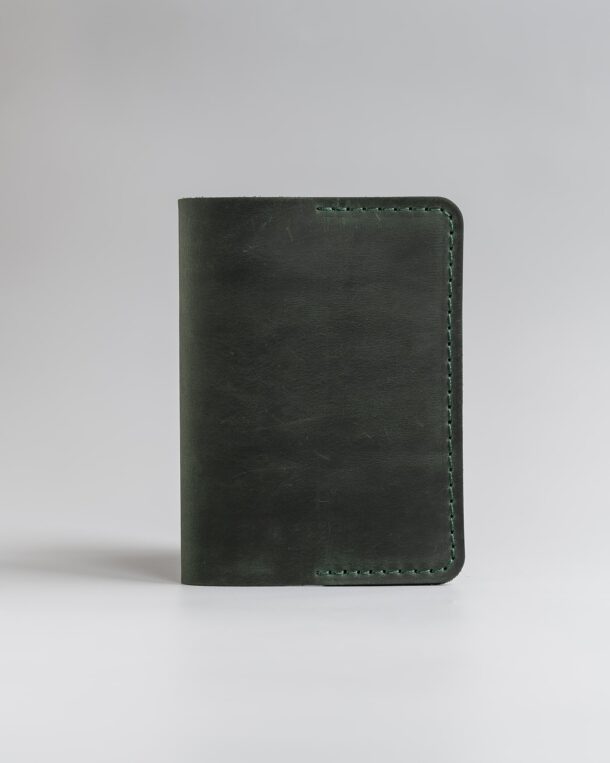 Обложка для паспорта из кожи крейзы, в темно-зеленом цвете.