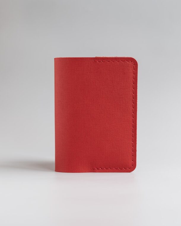Passport cover in calfskin with saffiano design in red