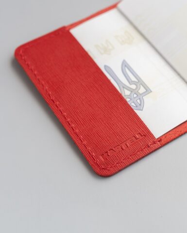 Обложка для паспорта из телячьей кожи с рисунком saffiano в красном цвете.