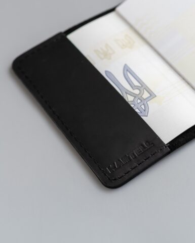Обложка для паспорта из кожи крейзы хорс, в черном цвете.