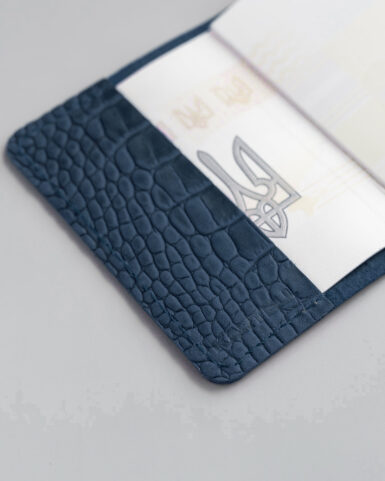 Обложка для паспорта из телячьей кожи, тисненой под крокодила в синем цвете.