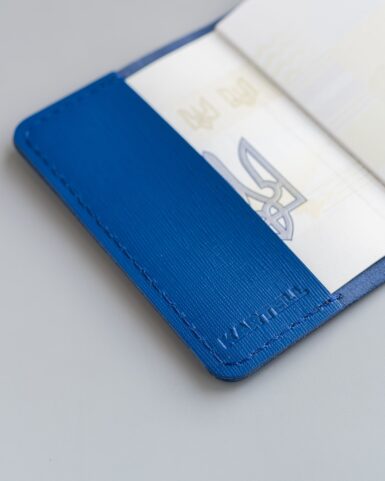 Обложка для паспорта из телячьей кожи с рисунком saffiano в синем цвете у Києві