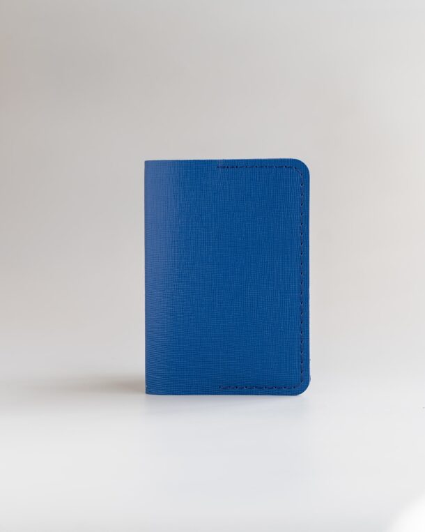 Обложка для паспорта из телячьей кожи с рисунком saffiano в синем цвете