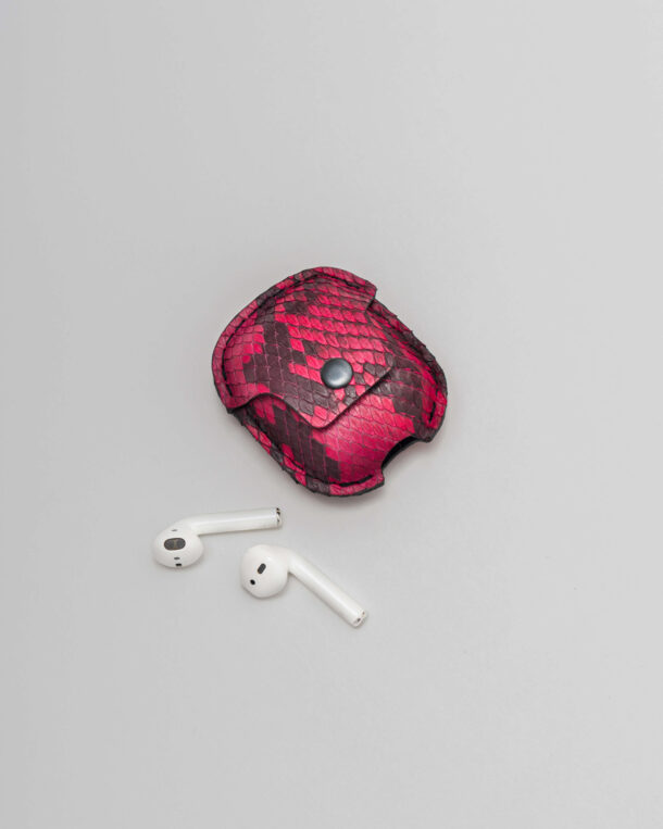 Чехол для AirPods из розовой кожи питона с мелкими чешуйками.
