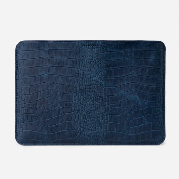 Открытый чехол для ноутбука из телячьей кожи, тисненой под крокодила в темно-синем цвете.