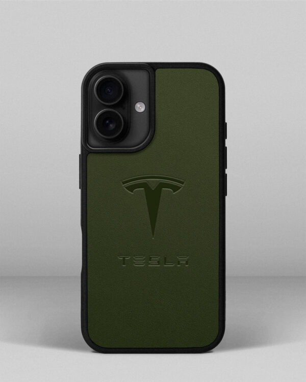 Чохол для iPhone 16 із шкіри купон в зеленому кольорі з логотипом Tesla